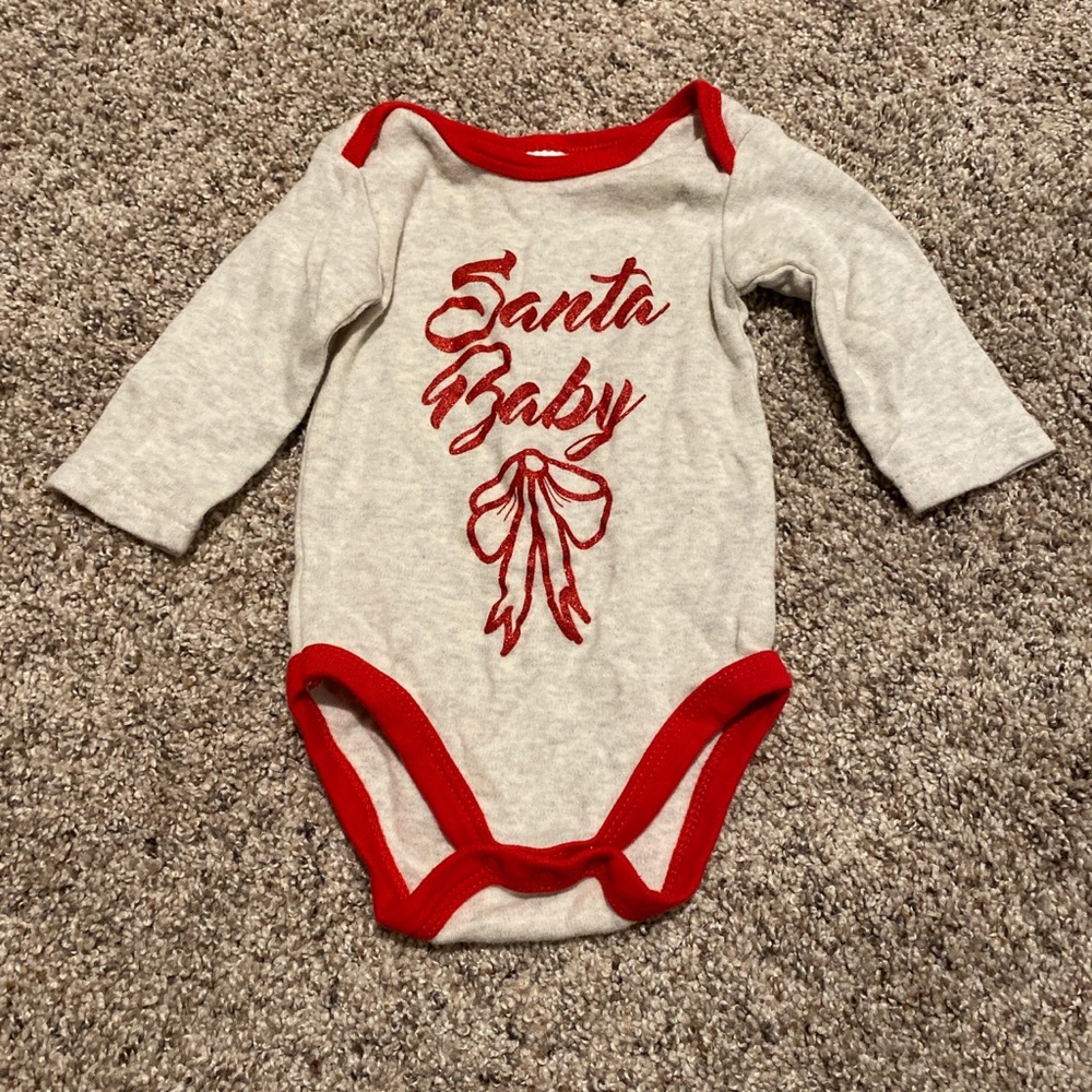 Modern baby size 3-6 month grey and red Santa baby bodysuit #babyfashion
